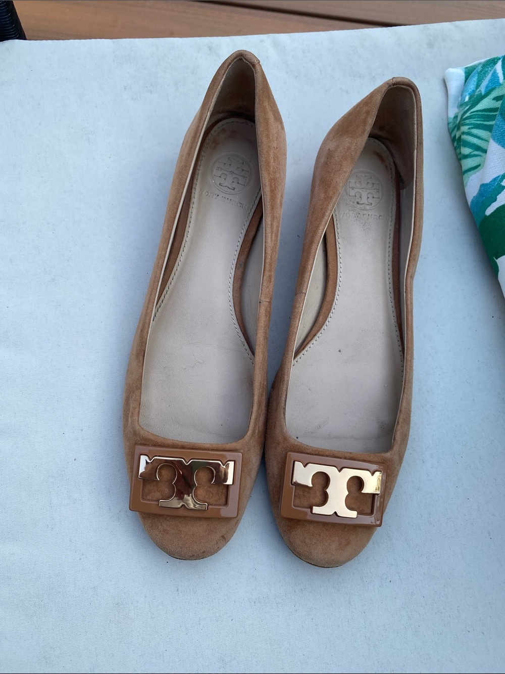 Tory Burch GiGi Tan Flats with Gold Logo size 7